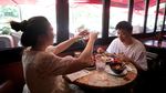 Lockdown Dicabut, Warga Shangai Ramai-ramai Makan di Restoran