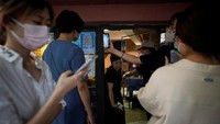 Meski kembali diizinkan untuk makan di tempat, pengunjung yang hendak makan di restoran diwajibkan untuk melakukan scan QR code melalui ponsel mereka.