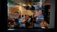 Sejumlah pengunjung menyantap makan siang di sebuah restoran di Shanghai, China, Rabu (29/6/2022).