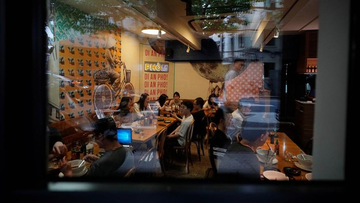 Restoran di Shanghai kembali mengizinkan pembeli untuk makan di tempat. Aturan itu diberlakukan usai lockdown di kawasan Shanghai dicabut.
