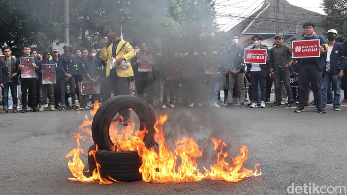 Sejumlah mahasiswa di Bandung berunjuk rasa. Mereka menolak RKUHP disahkan.