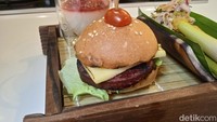 Mempraktikan cara membuat burger plant-based, chef Ikhsan memperlihatkan waktu pemasakan daging plant-based yang lebih singkat. Chef Ikhsan juga mengungkapkan bahwa daging plant-based ini bisa saja disimpan dalam waktu yang lama selayaknya makanan beku lainnya. Foto: detikcom/Diah Afrilian