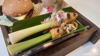 Selain burger, chef Ikhsan juga menjelaskan bahwa teknologi makanan plant-based saat ini juga bisa diterapkan menjadi makanan lokal seperti sate ayam lilit khas Bali. Rasanya yang dicampur dengan rempah-rempah ternyata tidak akan berbeda jauh dengan sate lilit pada umumnya. Foto: detikcom/Diah Afrilian