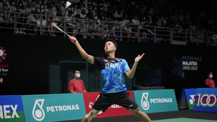 Mantap! Anthony Ginting Melaju ke 8 Besar Malaysia Open 2022 Indonesia's Anthony Sinisuka Ginting plays a shot against Thailand's Sitthikom Thammasin during their men's singles second round match during the Malaysia Open badminton tournament at the Bukit Jalil indoor stadium in Kuala Lumpur, Malaysia, Thursday, June 30, 2022. (AP Photo/Vincent Thian)