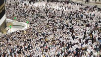 Sebelum memulai rangkaian ibadah Haji, para calon jemaah menyempatkan diri melakukan ibadah di Kabah.  
