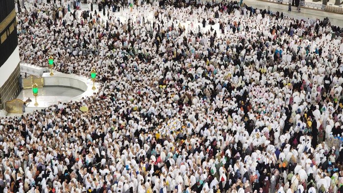 MECCA, SAUDI ARABIA - JUNE 29: Hundreds of thousands of prospective Hajj pilgrims circumambulate the Kaaba with praying on June 29, 2022 in Mecca, Saudi Arabia. The pilgrimage, which could not be made for two years due to the Covid-19 pandemic, continues with the arrival of Muslims to the Kaaba, after easing the restrictions. (Photo by Ashraf Amra/Anadolu Agency via Getty Images)