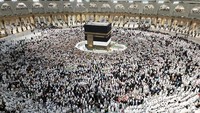 Ratusan ribu calon jemaah haji melaksanakan salat dengan mengelilingi Kabah di Masjidil Haram, Mekkah, Arab Saudi, Rabu (29/6/2022). Ribuan calon jemaah haji dari seluruh dunia telah sampai di Mekkah.   
