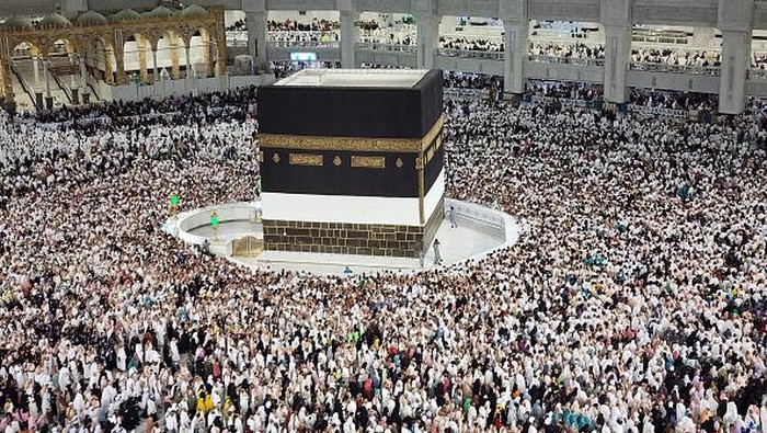 MECCA, SAUDI ARABIA - JUNE 29: Hundreds of thousands of prospective Hajj pilgrims circumambulate the Kaaba with praying on June 29, 2022 in Mecca, Saudi Arabia. The pilgrimage, which could not be made for two years due to the Covid-19 pandemic, continues with the arrival of Muslims to the Kaaba, after easing the restrictions. (Photo by Ashraf Amra/Anadolu Agency via Getty Images)