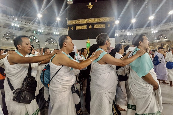 MECCA, SAUDI ARABIA - JUNE 29: Hundreds of thousands of prospective Hajj pilgrims circumambulate the Kaaba with praying on June 29, 2022 in Mecca, Saudi Arabia. The pilgrimage, which could not be made for two years due to the Covid-19 pandemic, continues with the arrival of Muslims to the Kaaba, after easing the restrictions. (Photo by Ashraf Amra/Anadolu Agency via Getty Images)