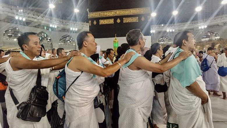 Masjidil Haram Kian Dipadati Jemaah Haji MECCA, SAUDI ARABIA - JUNE 29: Hundreds of thousands of prospective Hajj pilgrims circumambulate the Kaaba with praying on June 29, 2022 in Mecca, Saudi Arabia. The pilgrimage, which could not be made for two years due to the Covid-19 pandemic, continues with the arrival of Muslims to the Kaaba, after easing the restrictions. (Photo by Ashraf Amra/Anadolu Agency via Getty Images)