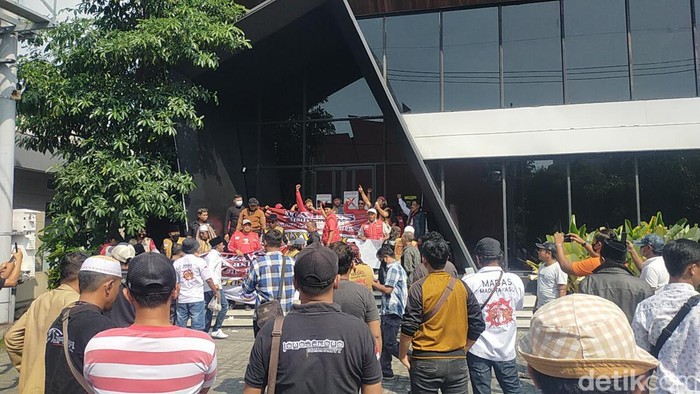 Massa demo Holywings Surabaya