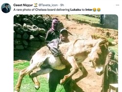 Begini nih gaya Chelsea memulangkan Lukaku ke Inter, digotong bak keledai. (Foto: TWITTER @Tavesta_Icon)