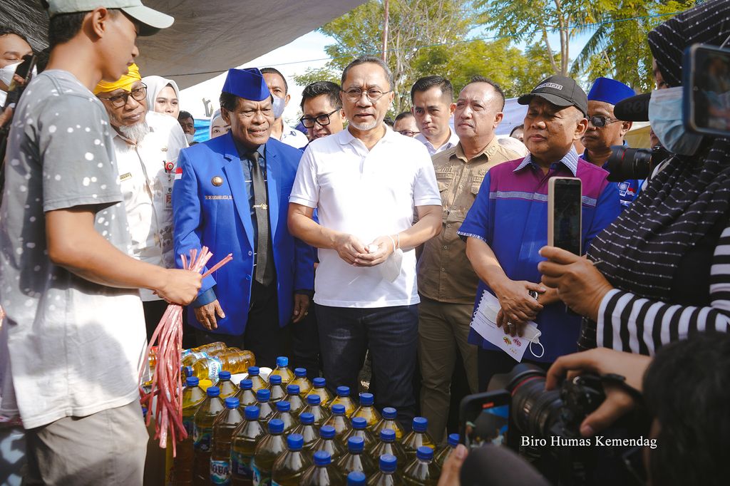 Menteri Perdagangan, Zulkifli Hasan meninjau ketersediaan stok dan harga minyak goreng di Pasar Toaya, Donggala, Sulawesi Tengah, Rabu (29 Juni). (Dok: Mendag)