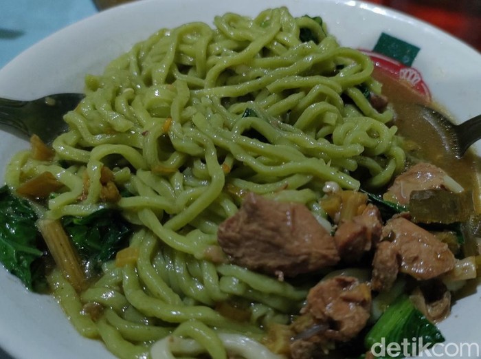 Mi Ayam Hijau yang lagi hits di Garut.