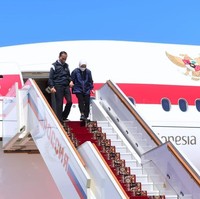 Parka tersebut hadir dalam siluet A yang menciptakan kesan feminin. Sementara itu, aksen temali pada pinggang bisa dikerutkan untuk memberi bentuk pada tubuh. (FFoto: Anadolu Agency via Getty Images)