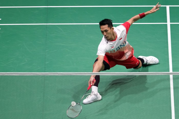 KUALA LUMPUR, MALAYSIA - JUNE 30:  Jonatan Christie of Indonesia in action against Kenta Nishimota of Japan in their mens singles second round match on day three of the Petronas Malaysia Open at Axiata Arena on June 30, 2022 in Kuala Lumpur, Malaysia. (Photo by How Foo Yeen/Getty Images)