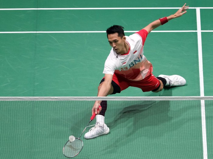 KUALA LUMPUR, MALAYSIA - JUNE 30:  Jonatan Christie of Indonesia in action against Kenta Nishimota of Japan in their mens singles second round match on day three of the Petronas Malaysia Open at Axiata Arena on June 30, 2022 in Kuala Lumpur, Malaysia. (Photo by How Foo Yeen/Getty Images)