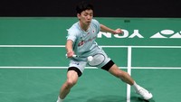 Nishimoto membuka gim kedua dengan unggul 4-1. Jonatan langsung menyusul dengan empat poin beruntun dan perolehan angka kemudian berjalan ketat.