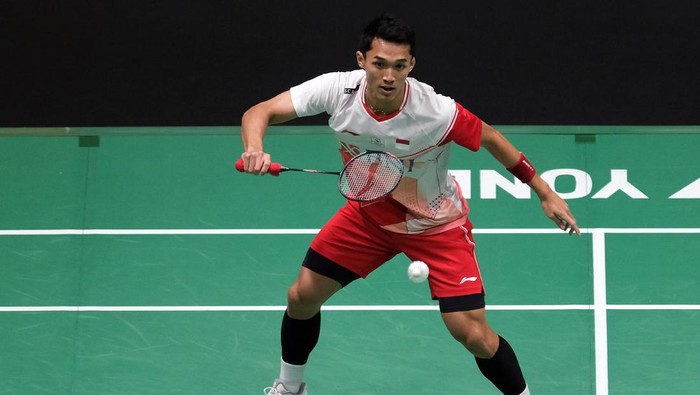 KUALA LUMPUR, MALAYSIA - JUNE 30:  Jonatan Christie of Indonesia in action against Kenta Nishimota of Japan in their mens singles second round match on day three of the Petronas Malaysia Open at Axiata Arena on June 30, 2022 in Kuala Lumpur, Malaysia. (Photo by How Foo Yeen/Getty Images)