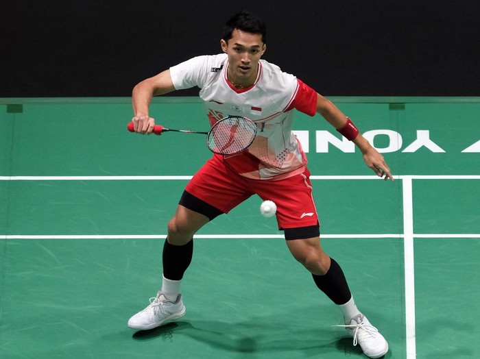 KUALA LUMPUR, MALAYSIA - JUNE 30:  Jonatan Christie of Indonesia in action against Kenta Nishimota of Japan in their mens singles second round match on day three of the Petronas Malaysia Open at Axiata Arena on June 30, 2022 in Kuala Lumpur, Malaysia. (Photo by How Foo Yeen/Getty Images)