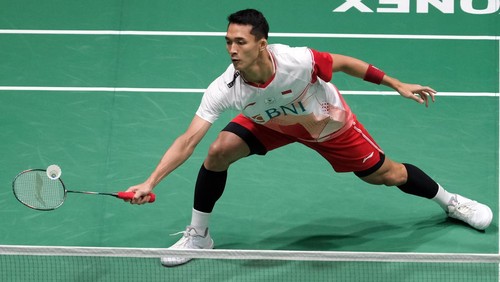 KUALA LUMPUR, MALAYSIA - JUNE 30:  Jonatan Christie of Indonesia in action against Kenta Nishimota of Japan in their mens singles second round match on day three of the Petronas Malaysia Open at Axiata Arena on June 30, 2022 in Kuala Lumpur, Malaysia. (Photo by How Foo Yeen/Getty Images)