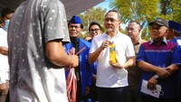 Selain melakukan sidak untuk memantau harga bahan pokok, Mendag Zulhas diketahui turut meresmikan tiga pasar rakyat secara terpusat di Pasar Toaya.