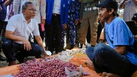 Setelah meninjau langsung Pasar Toaya serta bertanya langsung kepada pedagang dan pembeli, Mendag Zulhas mendapati harga minyak goreng curah stabil di harga Rp14.000/liter.