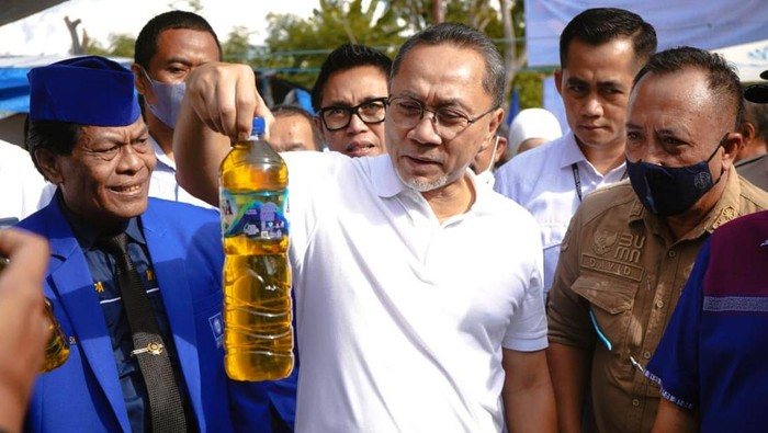 Mendag Zulkifli Hasan pantau harga minyak goreng curah di Donggala, Sultra. Selain minyak goreng, Mendag Zulhas turut pantau harga bahan pokok lainnya.