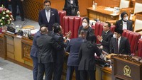 Muhidin Muhammad Said terjatuh usai memberikan laporan hasil pembahasan RAPBN 2023 kepada pimpinan di Rapat Paripurna ke-26 Masa Persidangan V Tahun Sidang 2021-2022.