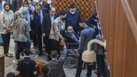 Usai terjatuh, Muhidin Muhammad Said pun meninggalkan ruang paripurna menggunakan kursi roda.  