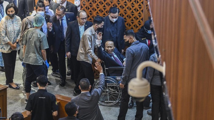 Wakil Ketua Badan Anggaran (Banggar) DPR Muhidin Muhammad Said (kedua kiri) dibantu staf sekjen saat terjatuh usai memberikan laporan hasil pembahasan RAPBN 2023 kepada pimpinan di Rapat Paripurna ke-26 Masa Persidangan V Tahun Sidang 2021-2022 di Gedung Nusantara III, Kompleks Parlemen, Senayan, Jakarta, Kamis (30/6/2022). ANTARA FOTO/Galih Pradipta/hp.