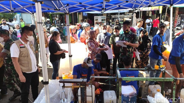 Operasi minyak goreng murah di Pasar Kepanjen Malang