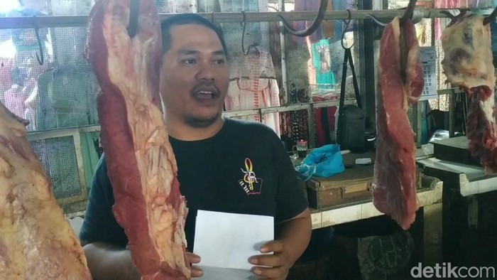 Pedagang daging sapi di Pasar Besar Kota Pasuruan sudah dibekali surat bebas PMK