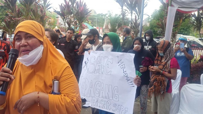 Pedagang demo kantor DPRD Toraja Utara.