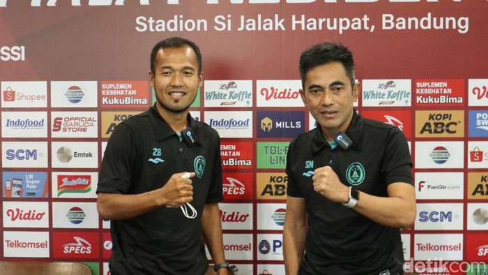 Pelatih PSS Seto Nurdiantoro (kanan) dalam konferensi pers di Graha Persib.