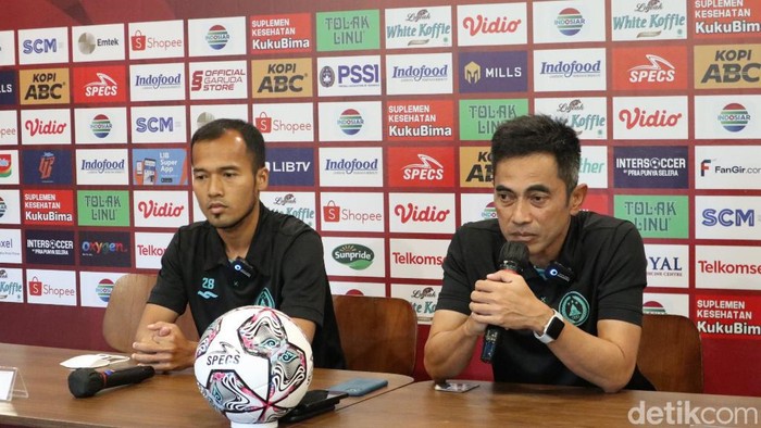 Pelatih PSS Seto Nurdiantoro (kanan) dalam konferensi pers di Graha Persib.