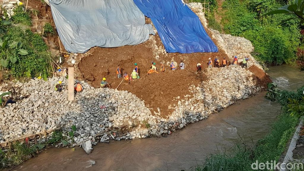 Proyek Tembok Antilongsor Cilebut Diperpanjang 50 Hari, Pekerja Ditambah