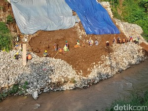 Proyek Tembok Antilongsor Cilebut Diperpanjang 50 Hari, Pekerja Ditambah