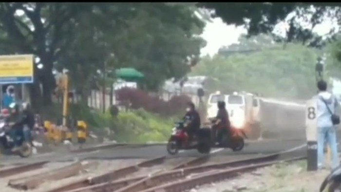 Pemotor Terobos Perlintasan Kereta Api di Cimindi