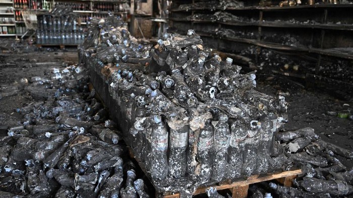 Penampakan Isi Mal di Ukraina yang Hangus Usai Dihantam Rudal Rusia A photograph taken on June 28, 2022 shows charred goods in a grocery store of the destroyed Amstor mall in Kremenchuk, one day after it was hit by a Russian missile strike according to Ukrainian authorities. - A Russian missile strike on a crowded mall in central Ukraine killed at least 18 people in what Group of Seven leaders branded
