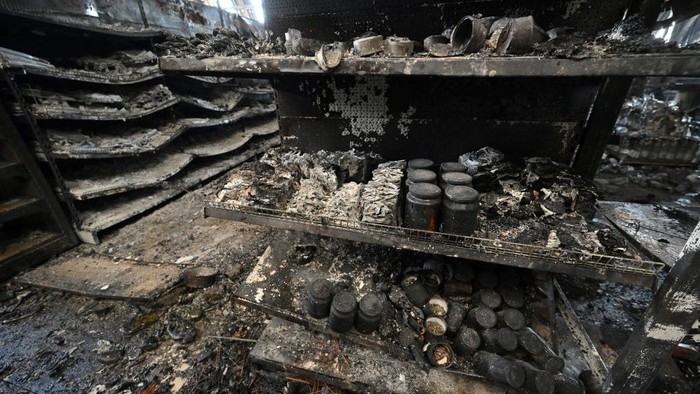 Penampakan Isi Mal di Ukraina yang Hangus Usai Dihantam Rudal Rusia A photograph taken on June 28, 2022 shows charred goods in a grocery store of the destroyed Amstor mall in Kremenchuk, one day after it was hit by a Russian missile strike according to Ukrainian authorities. - A Russian missile strike on a crowded mall in central Ukraine killed at least 18 people in what Group of Seven leaders branded
