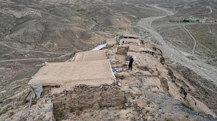 Penampakan Situs Buddha yang Terancam Tambang China dan Taliban In this photograph taken on May 17, 2022, historical monuments department manager Jalat Surkhabi shows a structure uncovered at an archaeological site in Mes Aynak, in the eastern province of Logar. - An ancient Buddhist city carved out of immense peaks near Kabul is in danger of disappearing forever, swallowed up by a Chinese consortium exploiting one of the world's largest copper deposits. Located at the confluence of Hellenistic and Indian cultures, Mes Aynak -- believed to be between 1,000 and 2,000 years old -- was once a vast city organised around the extraction and trade of copper. - TO GO WITH 'Afghanistan-China-minig-Buddhism' (Photo by Wakil KOHSAR / AFP) / TO GO WITH 'Afghanistan-China-minig-Buddhism' (Photo by WAKIL KOHSAR/AFP via Getty Images)