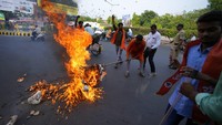 Aktivis dari organisasi Hindu sayap kanan Bajrang Dal membakar patung terorisme Islam selama protes terhadap pembunuhan Kanhaiya Lal. 