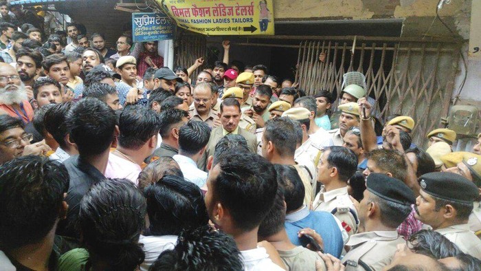 Pendukung Penghina Nabi Dipenggal, India Memanas Activists from right wing Hindu parties protesting against the Tuesday killing of Kanhaiya Lal, a Hindu man in a suspected religious attack in western Udaipur city shout slogans in New Delhi, India, Wednesday, June 29, 2022. Police arrested two Muslim men accused of slitting a Hindu tailor’s throat and posting a video of it on social media, representing a dramatic escalation of communal violence in a country split by deep religious polarization. (AP Photo/Manish Swarup)