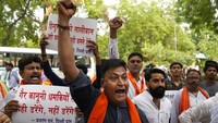 Aktivis dari partai-partai Hindu sayap kanan memprotes pembunuhan hari Selasa atas Kanhaiya Lal, seorang pria Hindu dalam dugaan serangan agama di kota Udaipur barat meneriakkan slogan-slogan di New Delhi, India, Rabu, (29/6/2022). Polisi memberlakukan jam malam dan pemutus jaringan internet usai viral video pembunuhan sadis tersebut untuk meredam dampak potensi konflik lanjutan.
