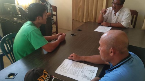 Proses mediasi Pelaku Komang Redita alias Tebel (19) dan korban Made Widi Rediasih (25) dalam kasus penganiayaan di Kantor Perbekel Desa Sudaji, Kecamatan Sawan, Kamis (30/6/2022).