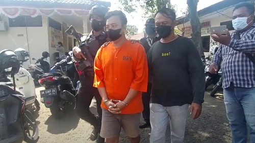 Pengedar sabu-sabu Riski Ramajaya (24) saat digiring Polres Jembrana, Kamis (30/6/2022)