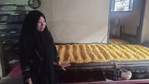 Lailati Aminah saat ditemui di tempat memproduksi tahu dan tempe di Lingkungan Bangras, Kelurahan Karangasem Kamis (30/6/2022)