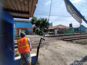 Curhat Mereka yang Gantungkan Nasib di Palang Pintu Perlintasan Kereta Liar