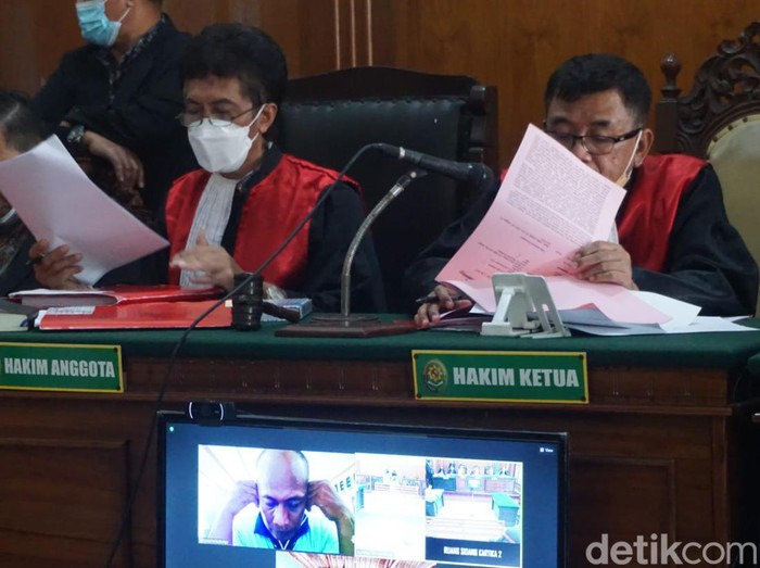 persidangan penganiayaan di surabaya